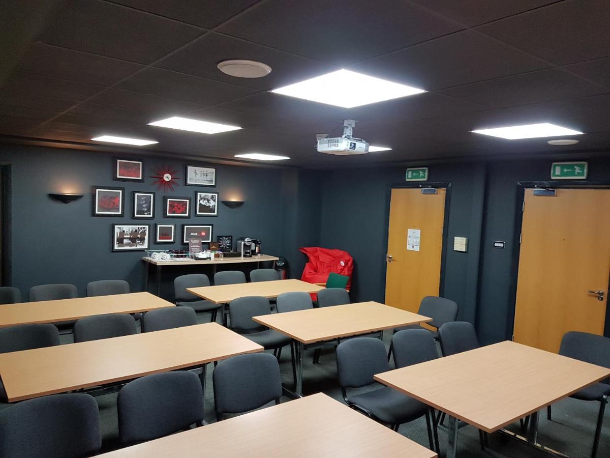 Ibis Cardiff Gate - International Business Park Hotel Eksteriør billede